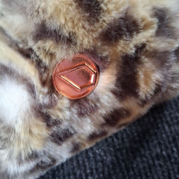 VOLCOM Lived In Lounge Leopard Cheetah Fur Slippers slide on shoes sz 8 - Picture 3 of 6